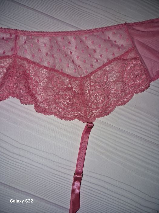 Рожевий мережевий пояс для панчох великий розм ір 22