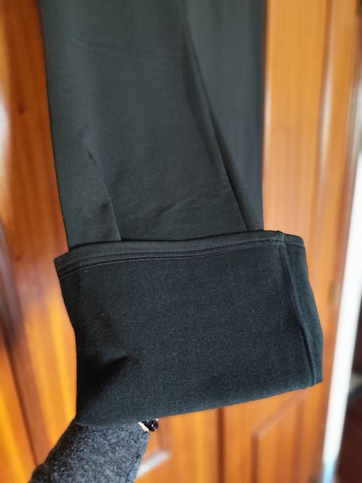 Legins pretas á boca de sino com pêlo