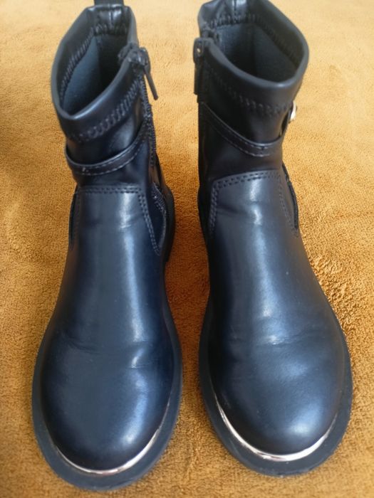 casacos, botas e roupa de criança