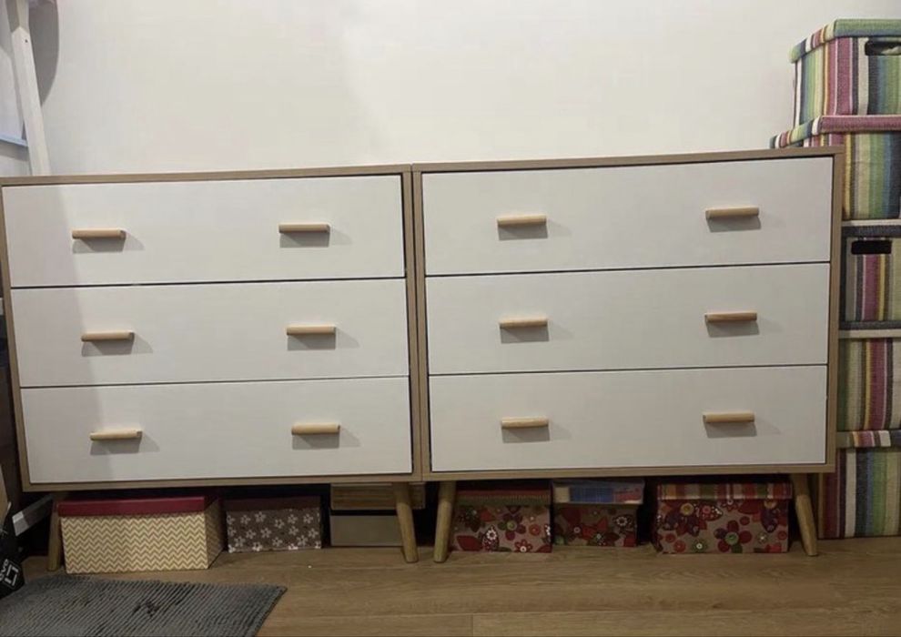 Duas cómodas iguais estilo escandinavo