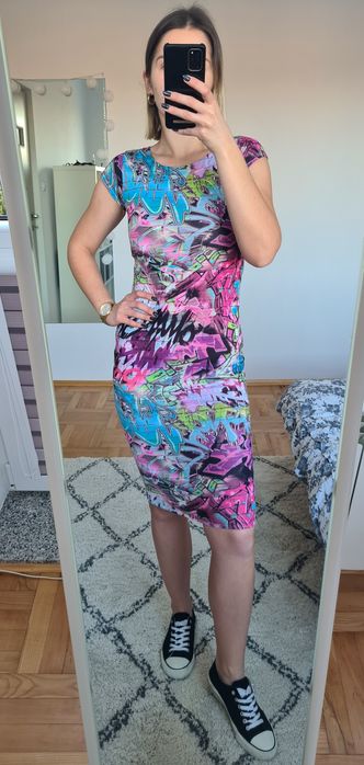 Dopasowana kolorowa sukienka midi sportowa tuba graffiti 36/S