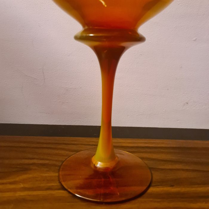 Kielich prof. Horbowy. Szkło barwione w masie antico. 30 cm wysokosc