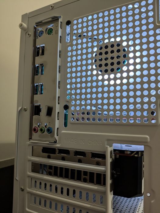 Komputer do gier | RX 6600 8GB | 12 Rdzeni | 16GB RAM | SSD | LEDy