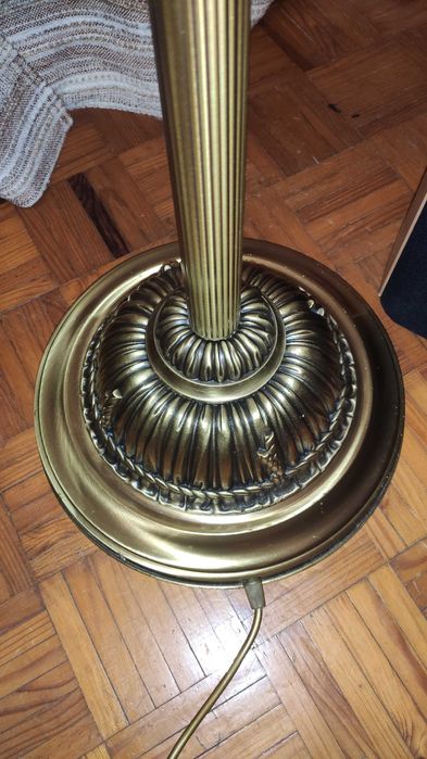 candeeiro de pé alto em metal