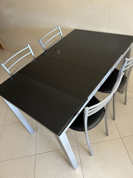 Conjunto mesa extensível aluminio tampo vidro e 4 cadeiras