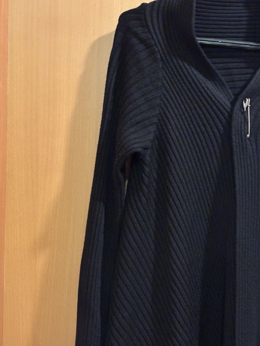 Casaco de malha de linhas modernas.