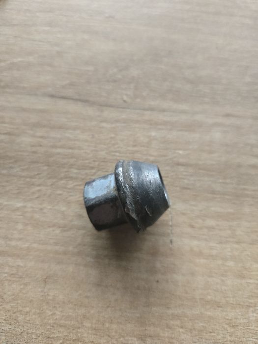 Продам  гайки колесные на Форд