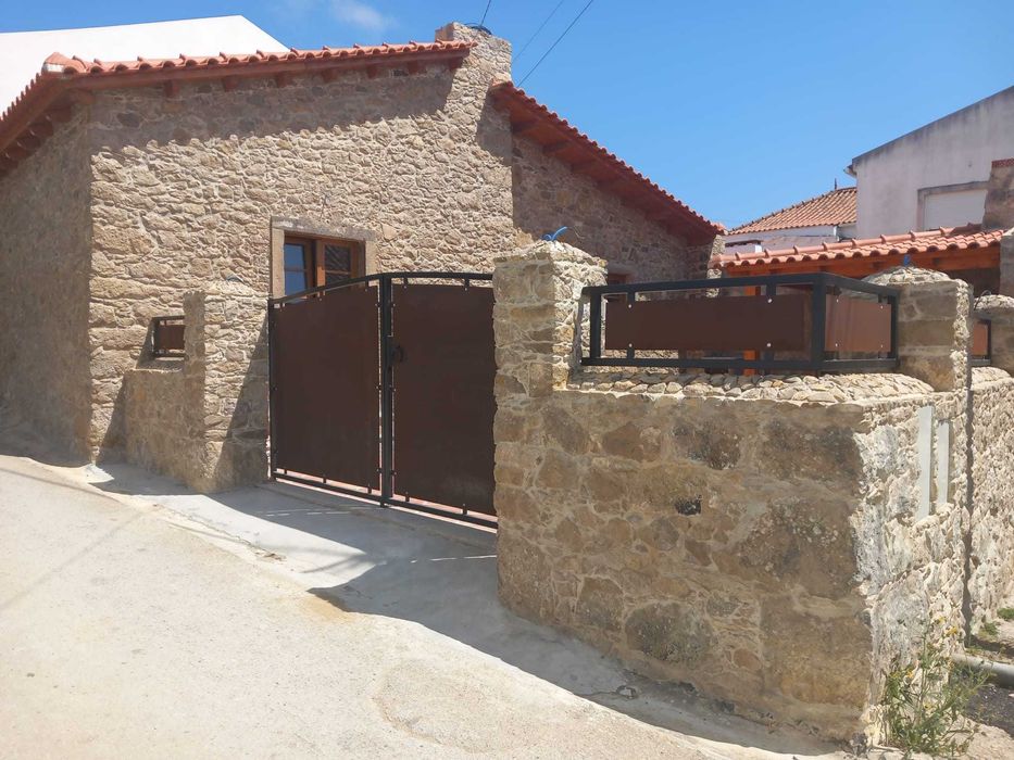 Moradia Térrea T2 Totalmente Reconstruída com Charme Rústico