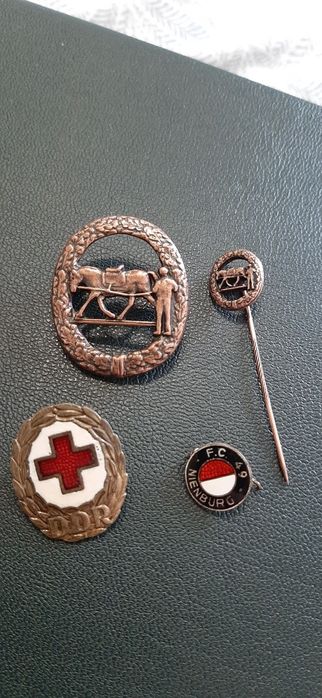 Вінтажні значки.