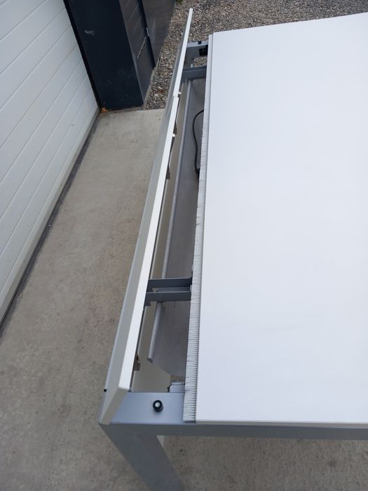 Biurko elektryczne z elektrycznie regulowanym blatem