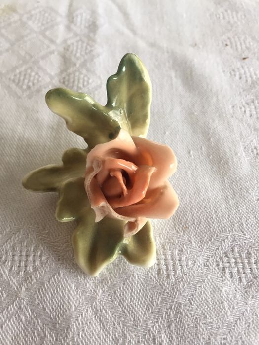 Róża różyczka figurka porcelana syg. ENS