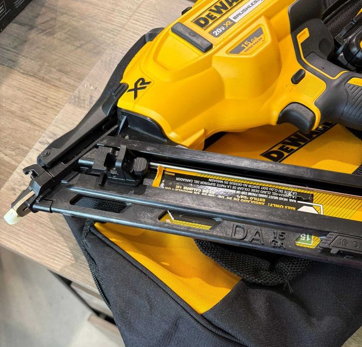 DEWALT DCN650D1 XR 20V Gwoździarka Akumulatorowa 15GA 1x 1.5 Ah