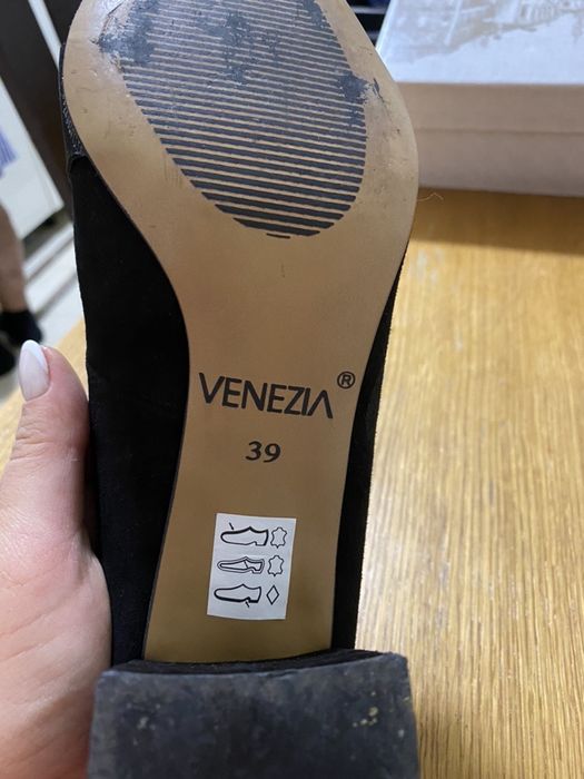 Продам оригинальные замшевые туфли