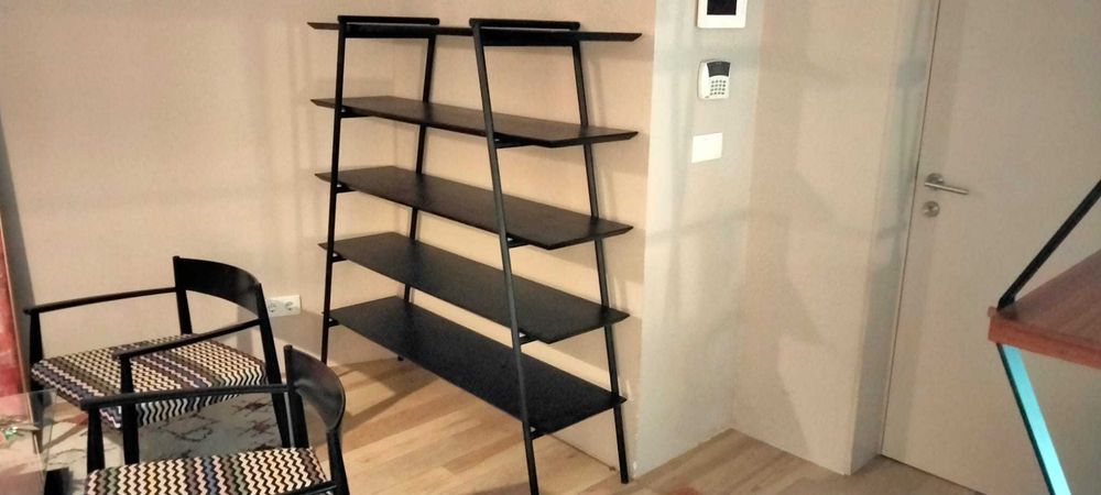 Móvel de prateleiras em madeira preta. Novo.