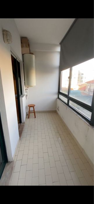 T1 arrendamento anual com garagem perto da praia