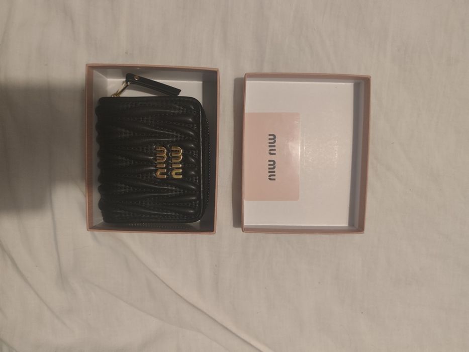 Carteira miumiu nova com cartão e caixa