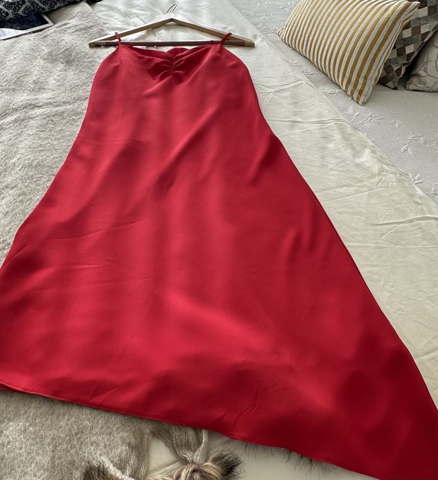 Lindo vestido ( para festa ou näo) vermelho  com tecido fluido .