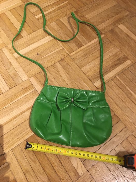 Zielona torebka z kokarda na ramie