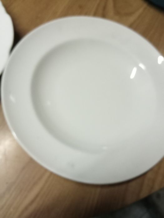 Pratos de sopa e rasos,uma fruteira uma tarteira.