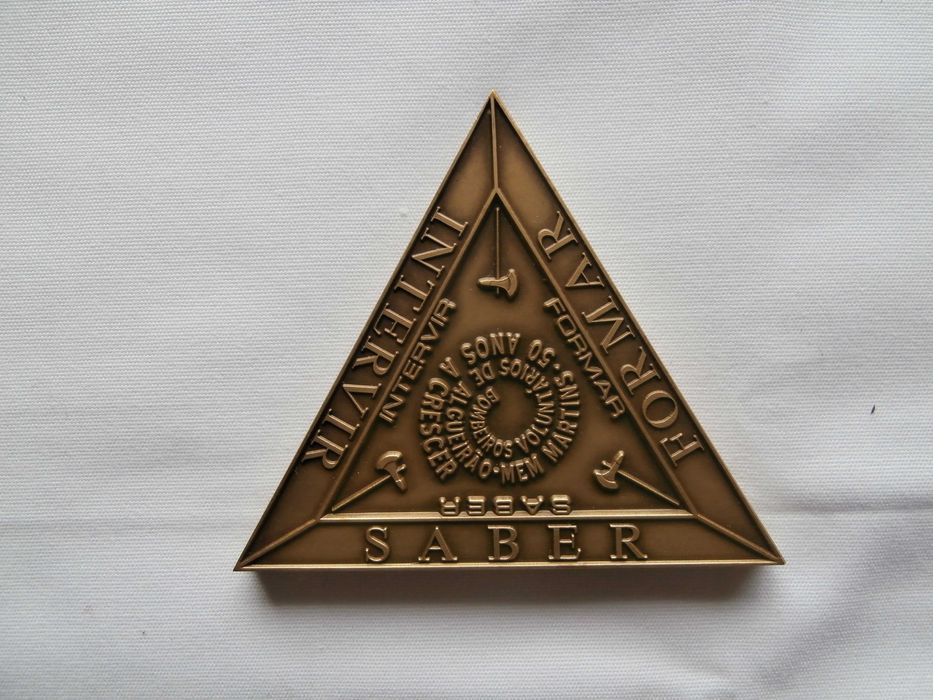 Várias medalhas de bombeiros