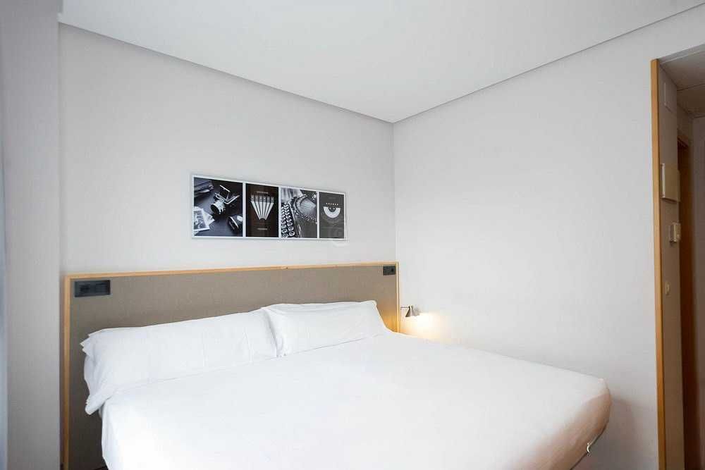 Продаж готелю. 24 номери. Висока дохідність. Льорет. Поруч Барселона