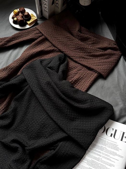 Сукня на спущені плечі із букле біла