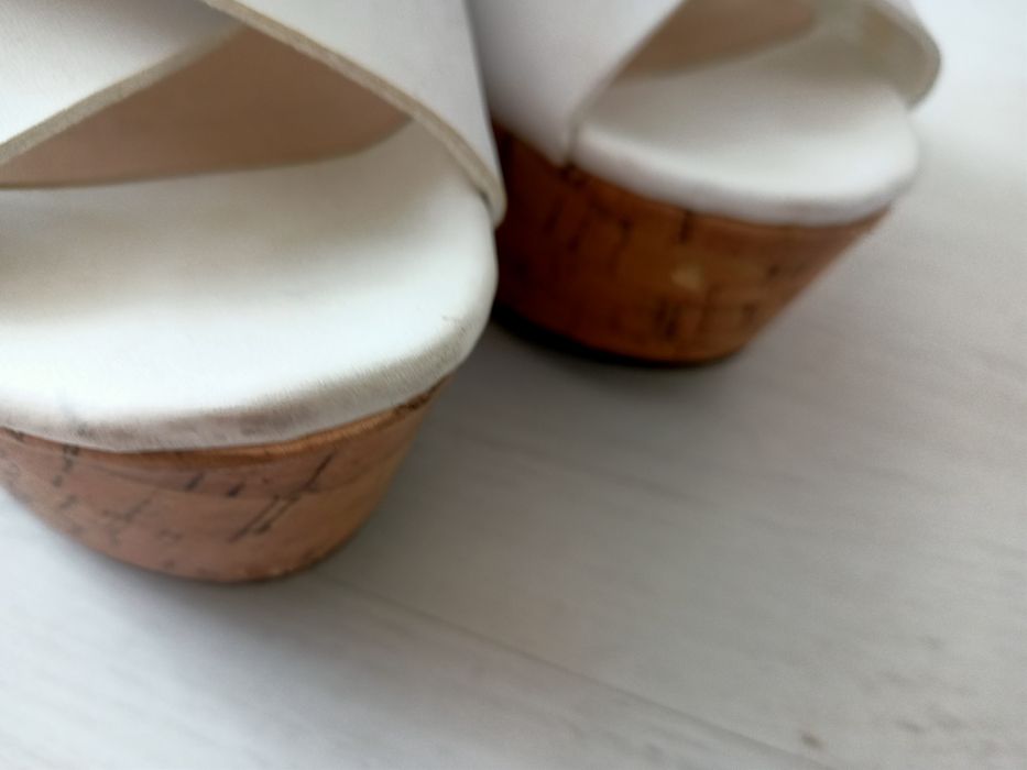 najmodniejsze na platformie  białe sandały - Atmosphere