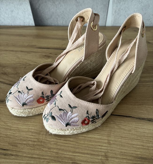 Haftowane espadryle 35