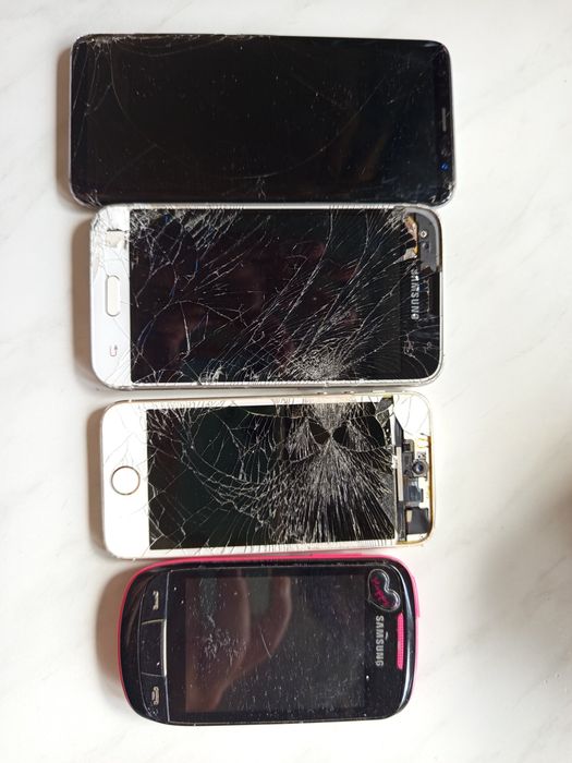 Smartfony Samsung Apple uszkodzone 4szt
