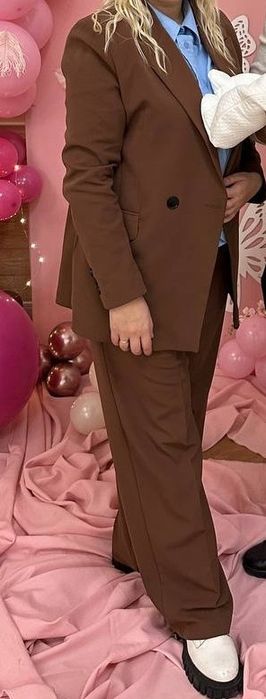 Костюм трендового коричневого кольору