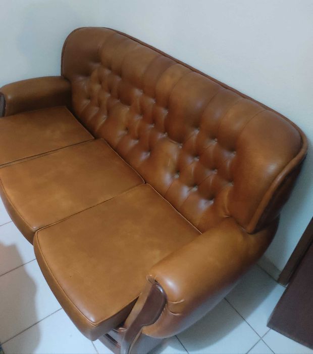 Sofá de pele de três lugares