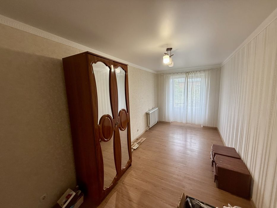 Продається 3-кімнатна квартира з індивідуальним опаленням. Центр міста