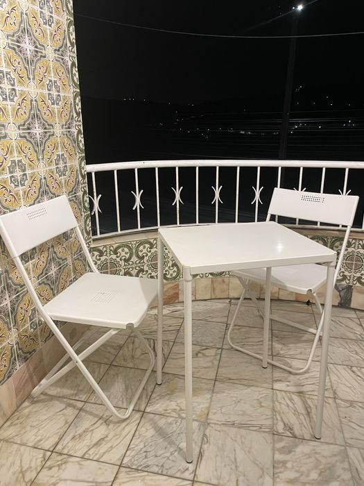 Mesa + 2 cadeiras