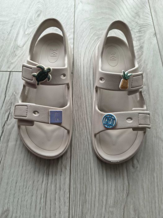 Beżowe sandałki piankowe Liewood Lilo Sandals z przypinkami