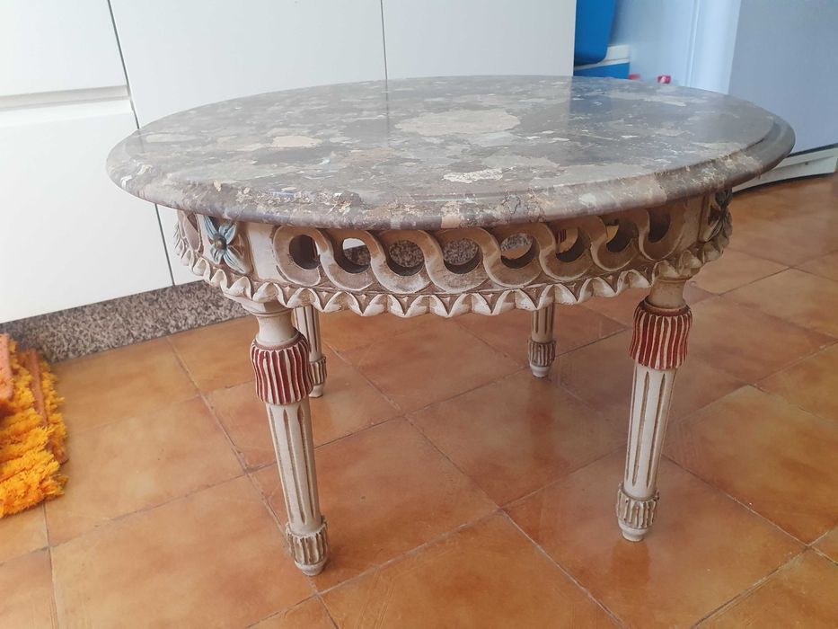 Mesa de centro com tampo em mármore