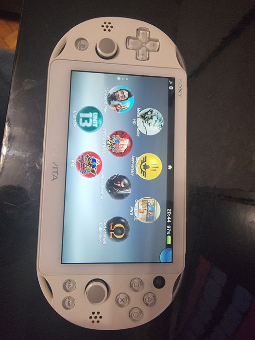 Ps vita 2000 +64 гб +8 гб.