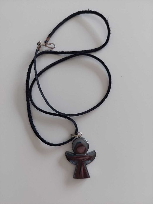 Wisiorek z hematytu na rzemyku - Aniołek