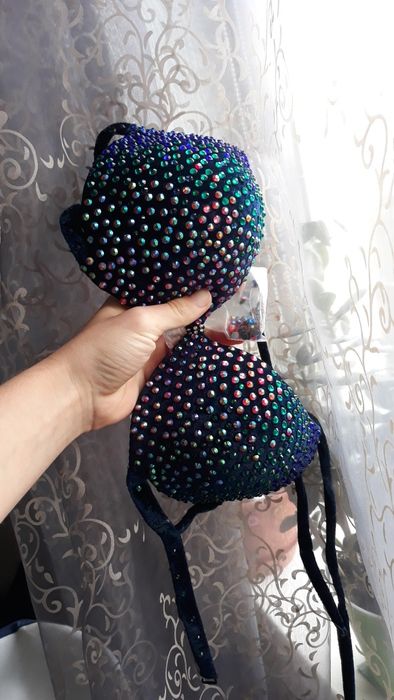 Синій оксамитовий купальник фітнес бікіні. Фитнес бикини, сцена.