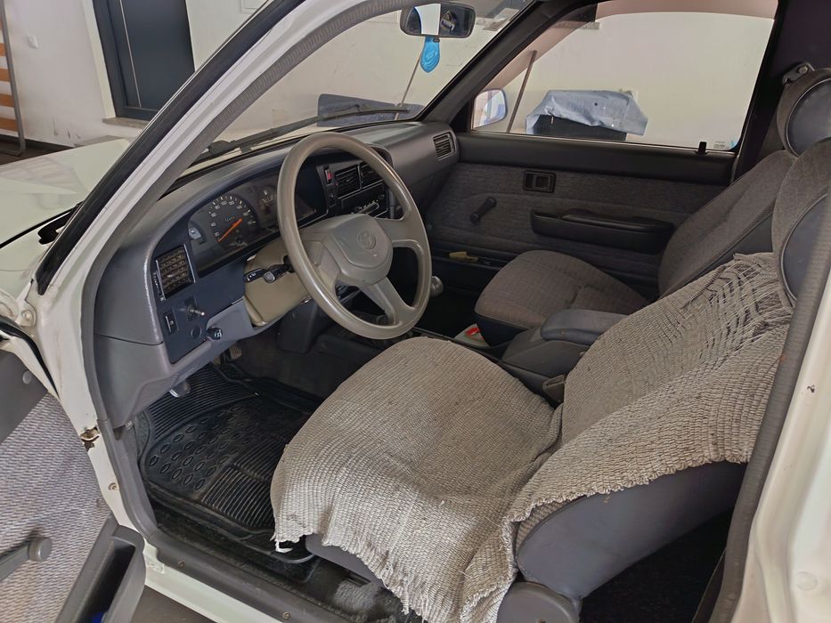 Carrinha Toyota caixa aberta