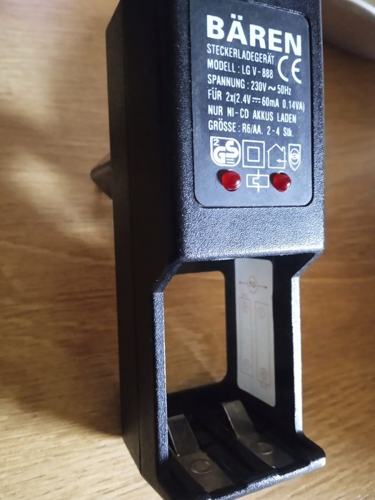 Зарядний пристрій для Li-ion 3.7V та АА/ААА 1.2V