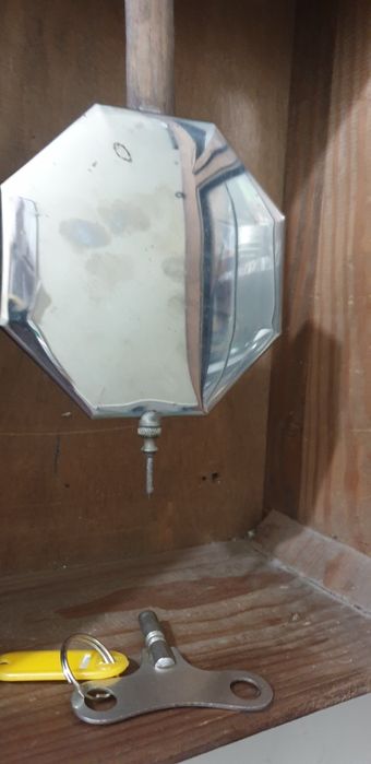 Relógio de sala muito antigo em madeira.