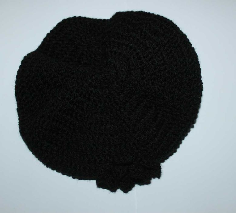 Beret czarny z kwiatem