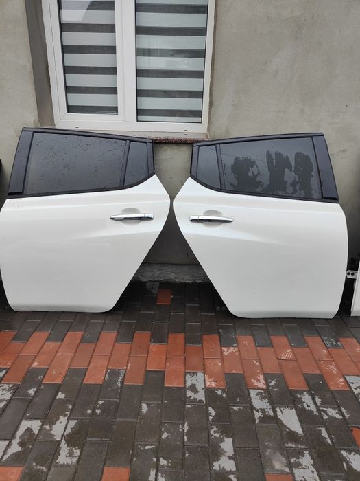Nissan Leaf 2017-2022 двери комплект. Белые, черные и коричневые.