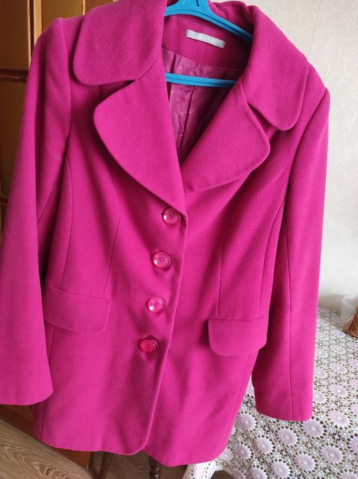 Пальто жіноче малинового кольору 50-52розмір