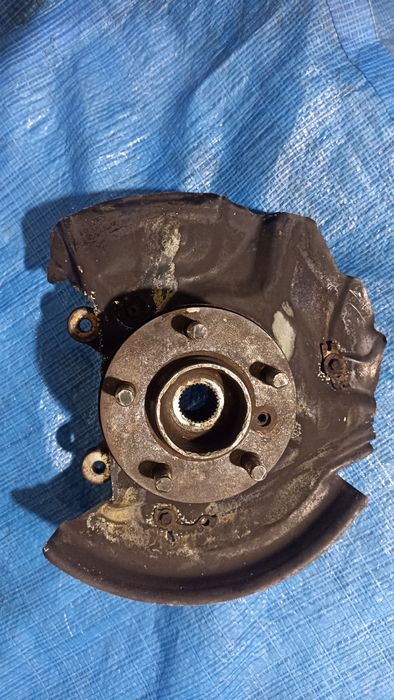 Ступіца кулак поворотний цапфа ліва  Land ROVER RANGE ROVER  L322