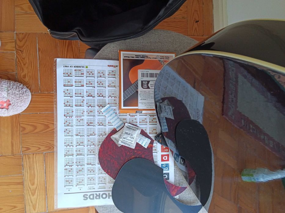 Violão com todos esses acessorios