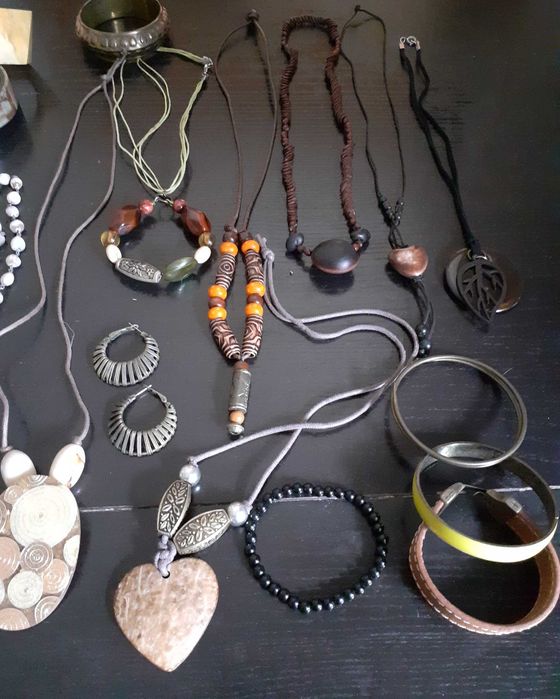 Lote conjunto de bijuteria africana, étnica,  tons terra 27 peças