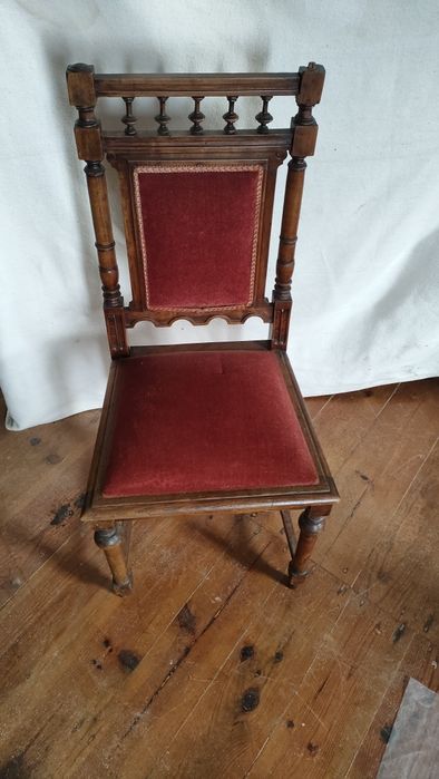 Cadeira de madeira almofadada