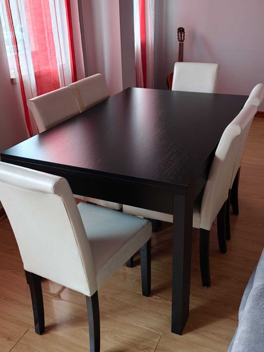Mesa de jantar com conjunto de cadeiras