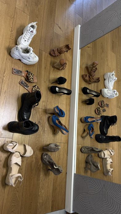 buty    botki    sandały    klapki    szpilki    sandały